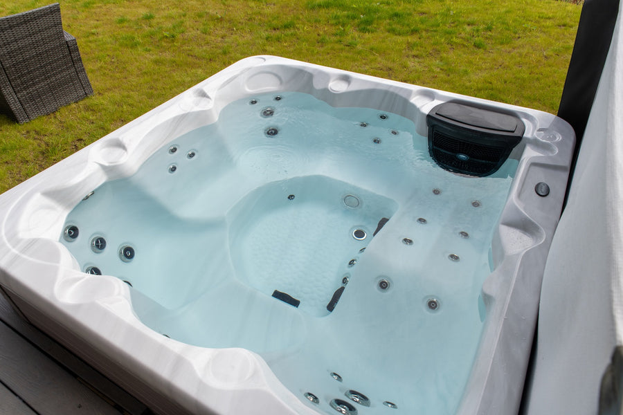 Holiday Let 5 - 5 Person Hot Tub with 1 Lounger
