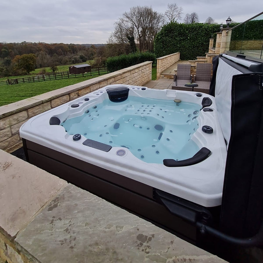 Outdoor Infinity - 6 Person Hot Tub with 1 Lounger