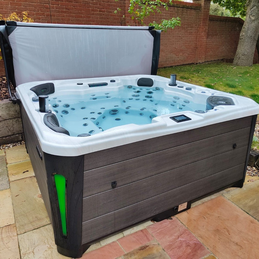 Outdoor Infinity - 6 Person Hot Tub with 1 Lounger