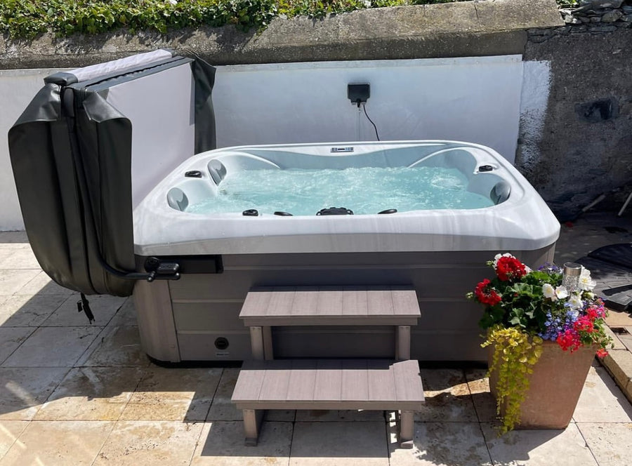 Outdoor Tahiti - 3 Person Hot Tub with 1 Lounger