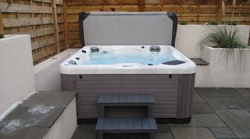 Alexandra Wilkinson & David Hudson  | Hot Tub Review - Outdoor Mist