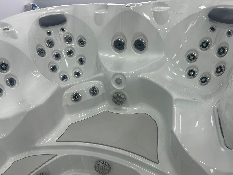 Jacuzzi® J335