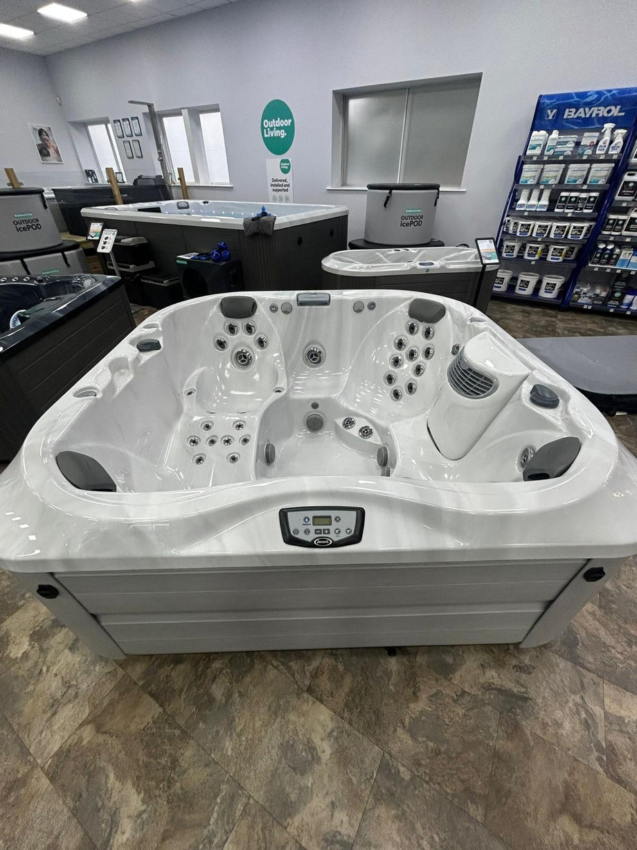Jacuzzi® J335