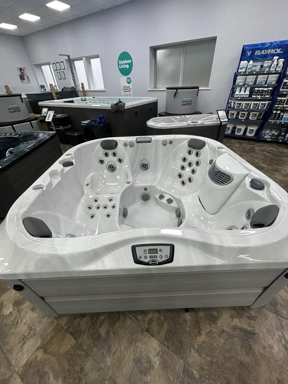 Jacuzzi® J335
