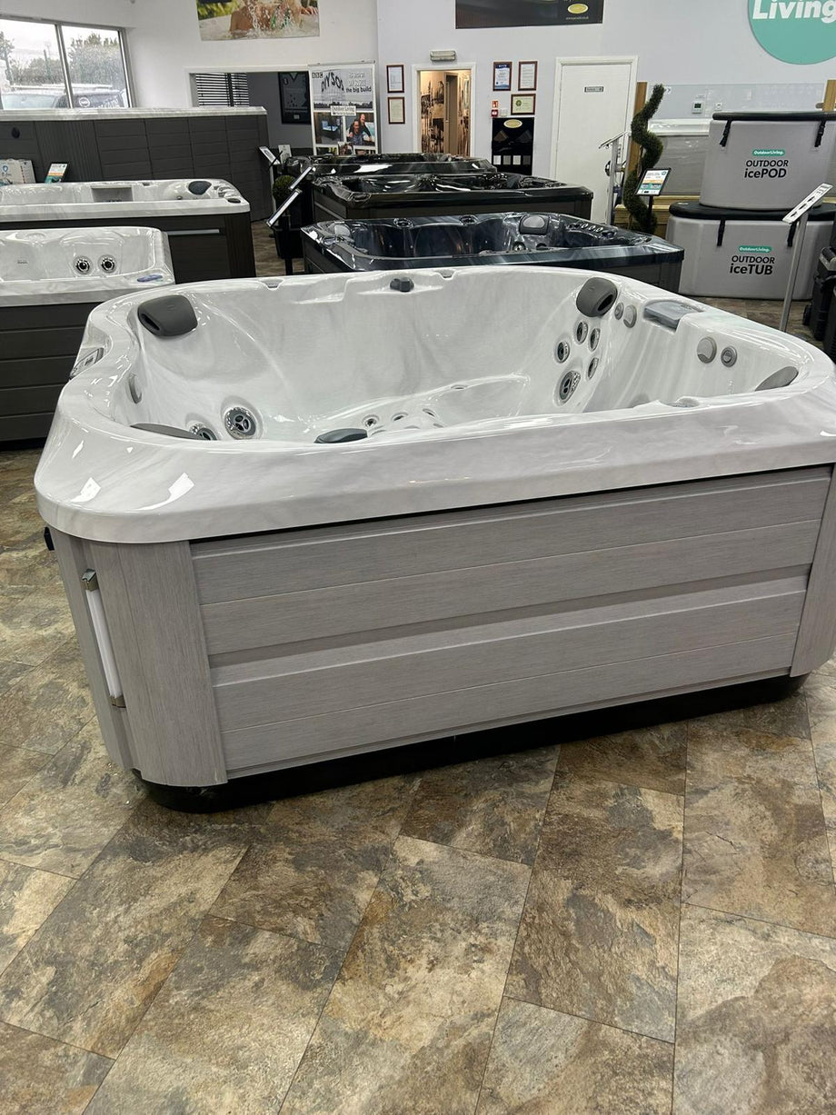Jacuzzi® J335