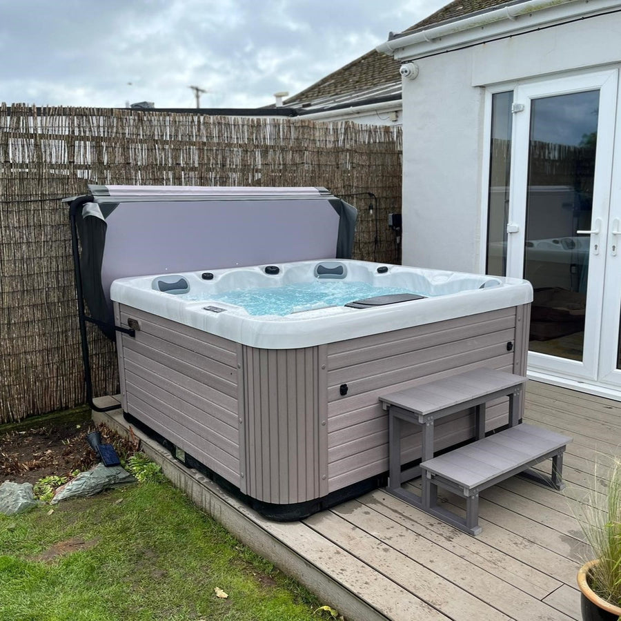 Outdoor Sun - 5 Person Hot Tub with 1 Lounger