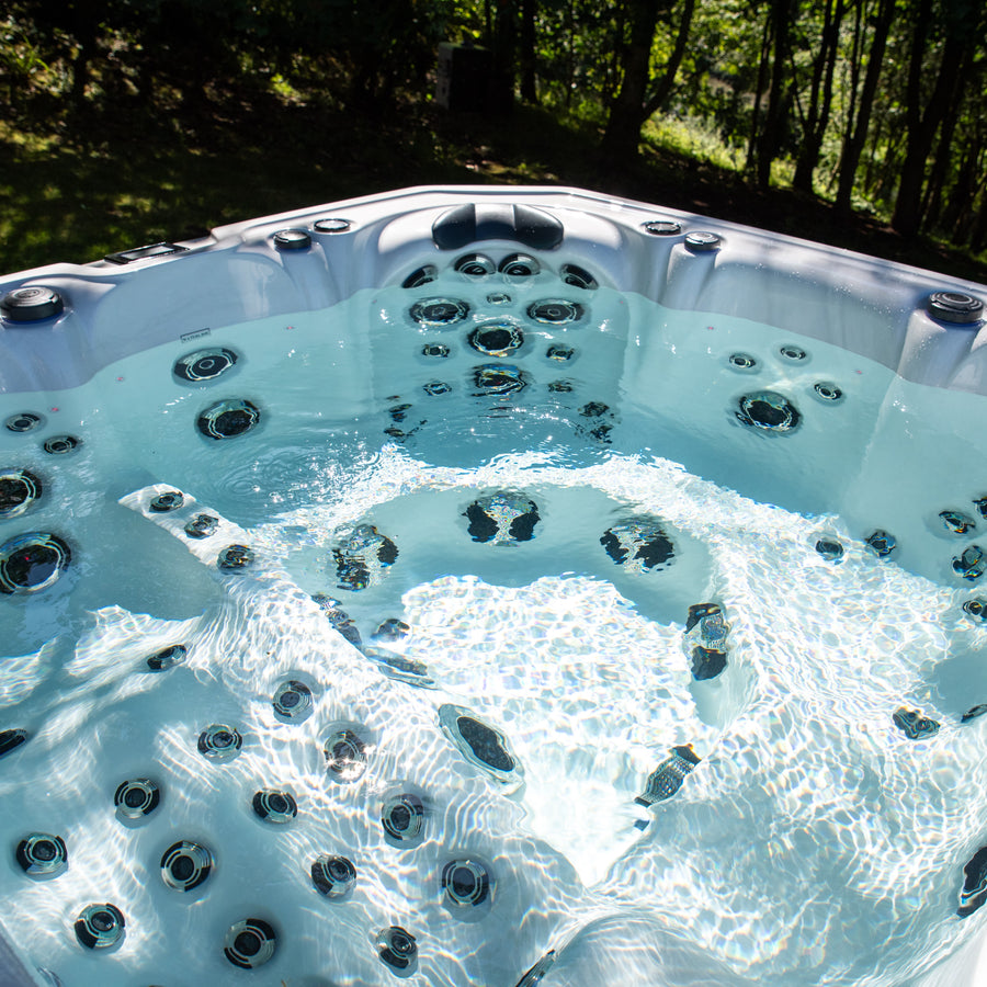 Outdoor Tokyo - 6 Person Hot Tub with 1 Lounger