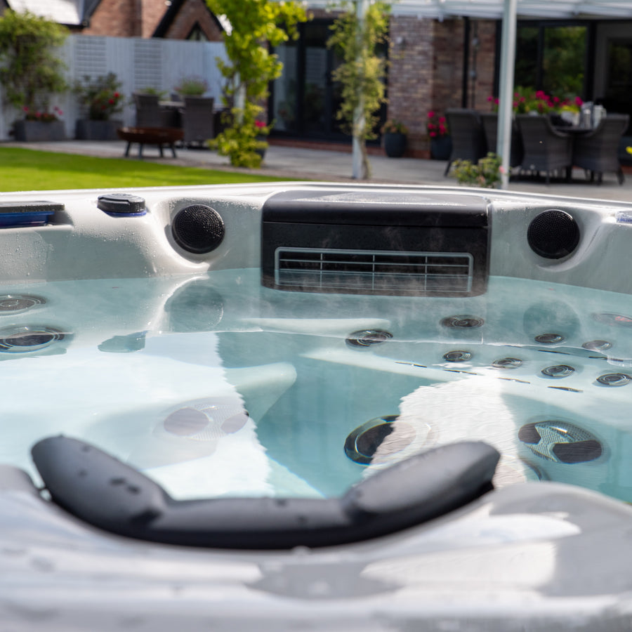 Outdoor Tokyo - 6 Person Hot Tub with 1 Lounger