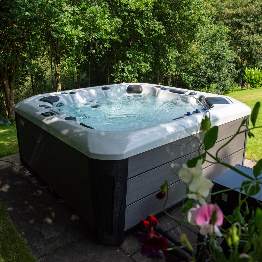 Outdoor Tokyo - 6 Person Hot Tub with 1 Lounger