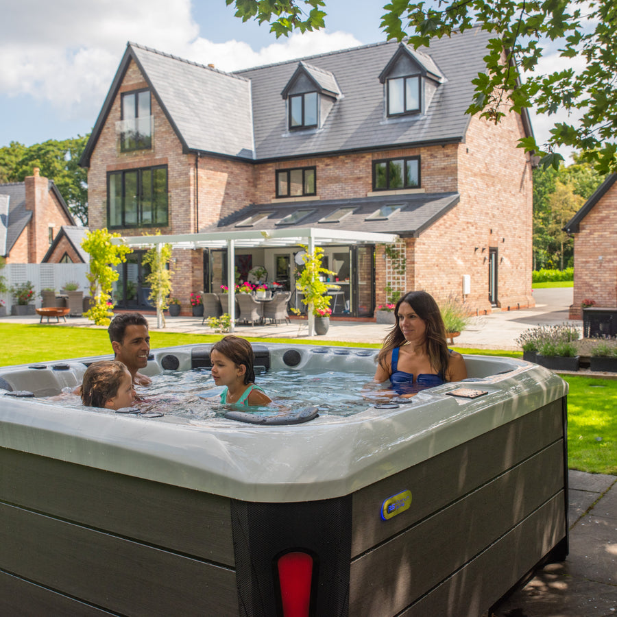 Outdoor Tokyo - 6 Person Hot Tub with 1 Lounger