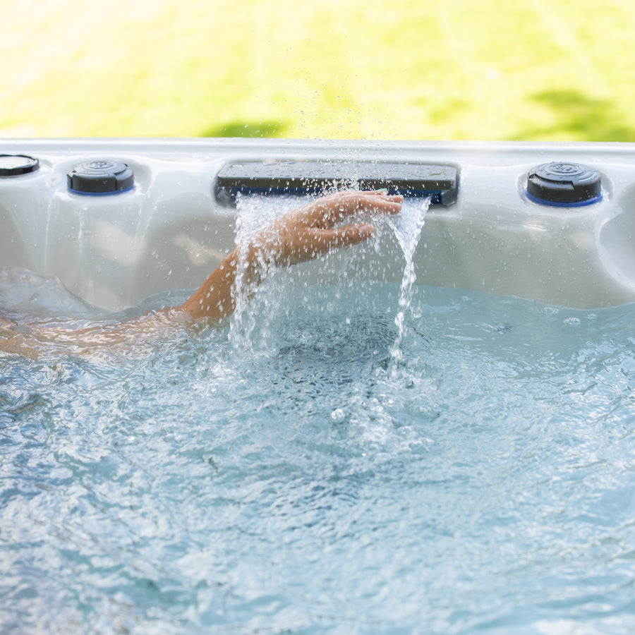 Outdoor Tokyo - 6 Person Hot Tub with 1 Lounger