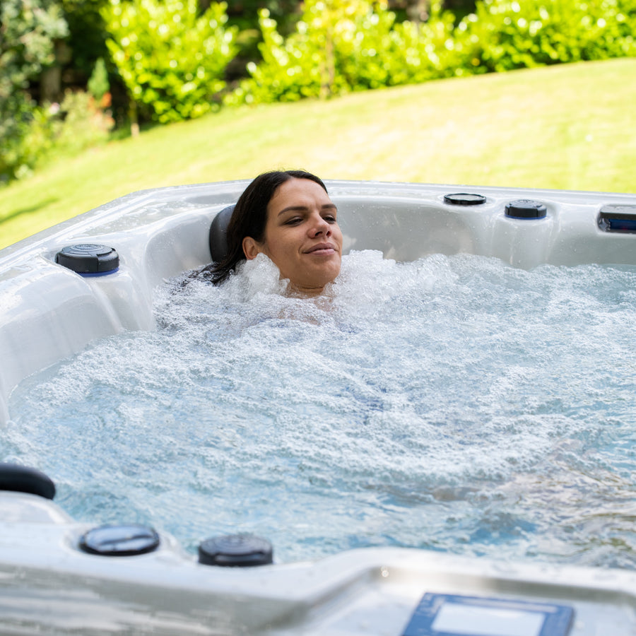 Outdoor Tokyo - 6 Person Hot Tub with 1 Lounger