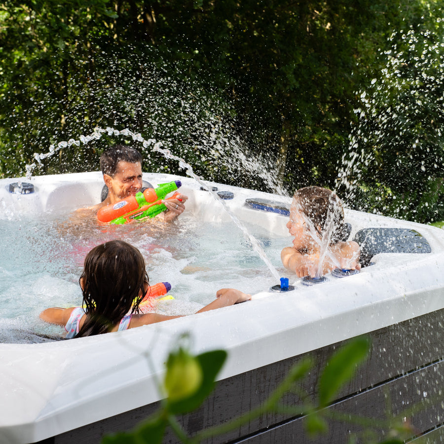 Outdoor Tokyo - 6 Person Hot Tub with 1 Lounger