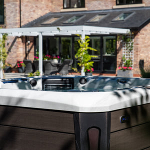 Outdoor Tokyo - 6 Person Hot Tub with 1 Lounger