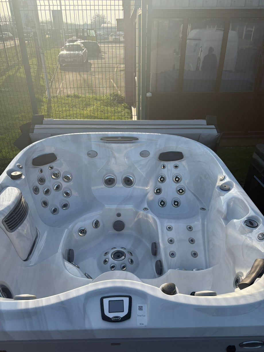 Jacuzzi® J475IP™ Hot Tub
