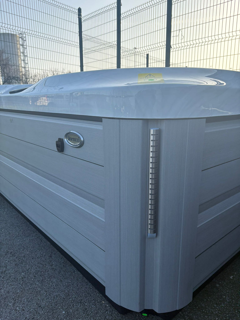 Jacuzzi® J475IP™ Hot Tub