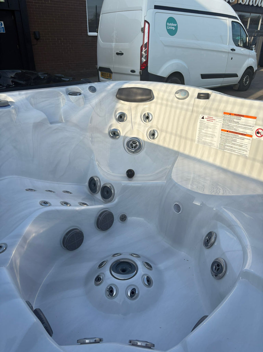 Jacuzzi® J475IP™ Hot Tub