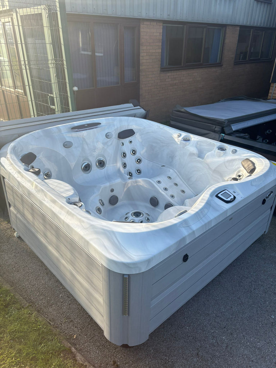 Jacuzzi® J475IP™ Hot Tub