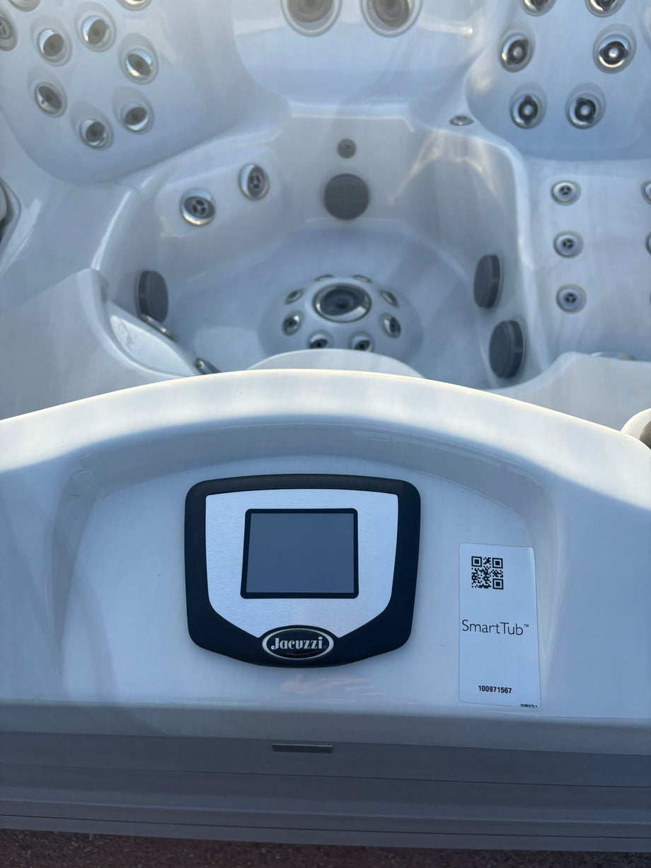Jacuzzi® J475IP™ Hot Tub