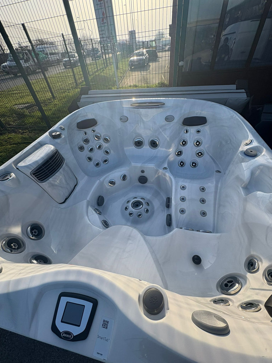 Jacuzzi® J475IP™ Hot Tub