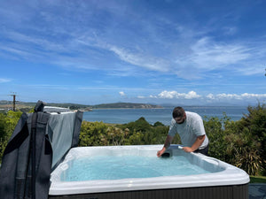 Vacation Lounge - 6 Person Hot Tub with 1 Lounger