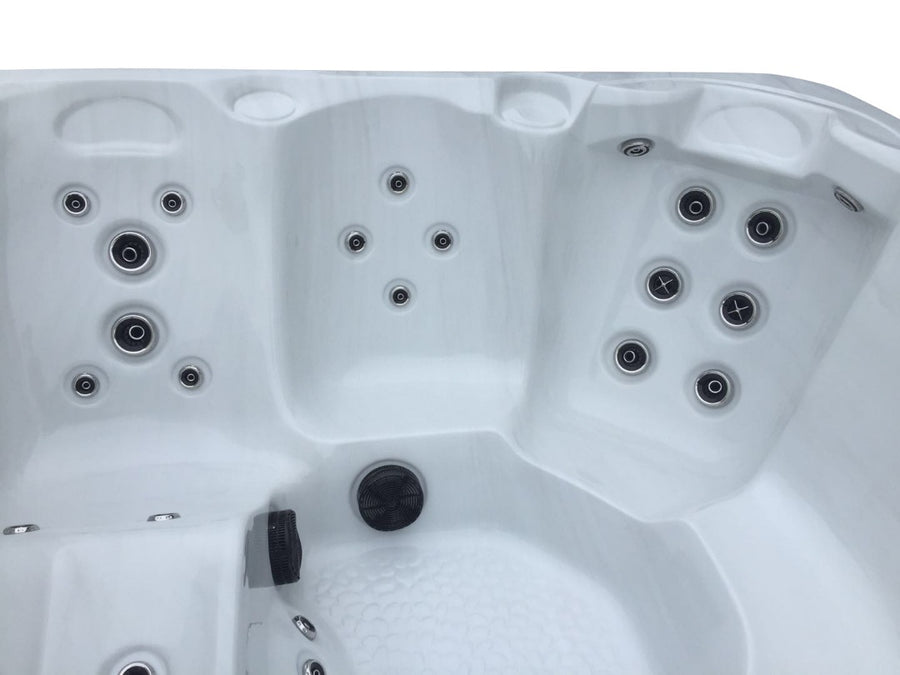 Holiday Let 5 - 5 Person Hot Tub with 1 Lounger