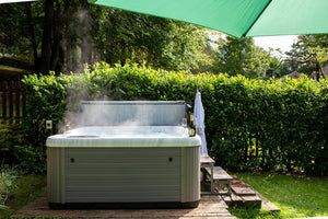 Holiday Let 5 - 5 Person Hot Tub with 1 Lounger