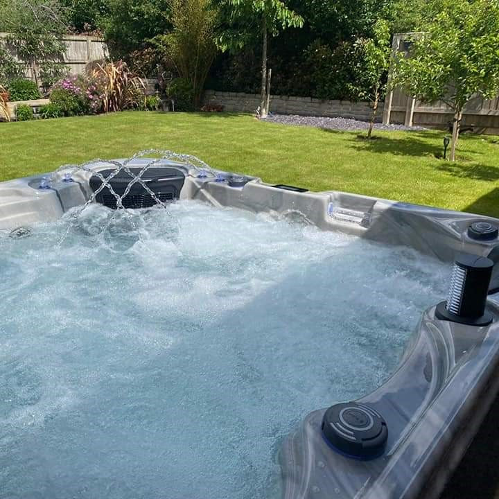 Outdoor Infinity - 6 Person Hot Tub with 1 Lounger