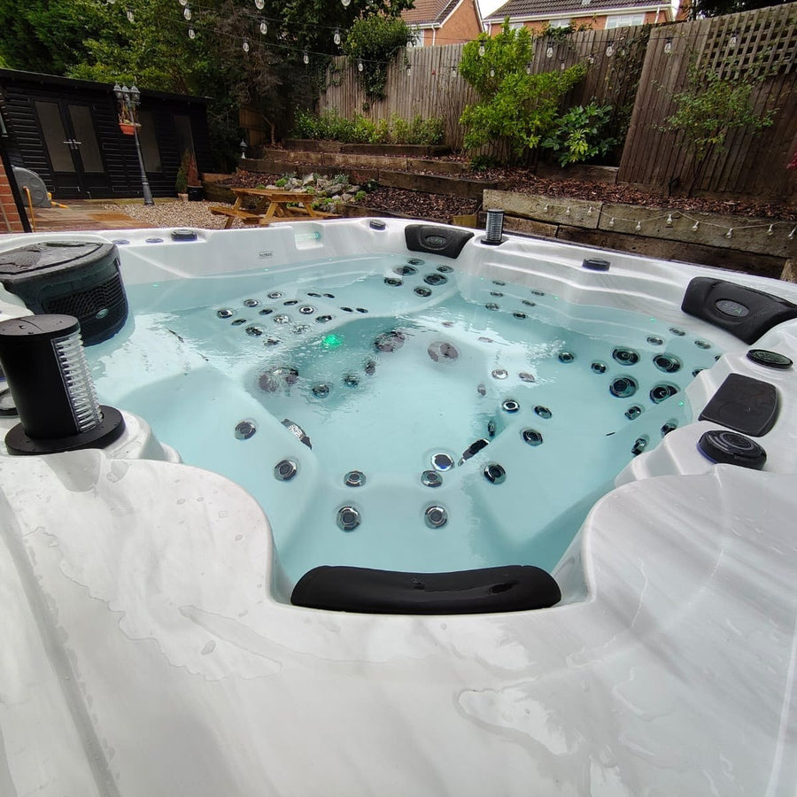 Outdoor Infinity - 6 Person Hot Tub with 1 Lounger