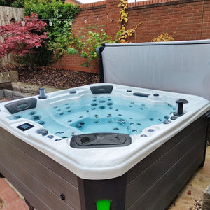 Outdoor Infinity - 6 Person Hot Tub with 1 Lounger