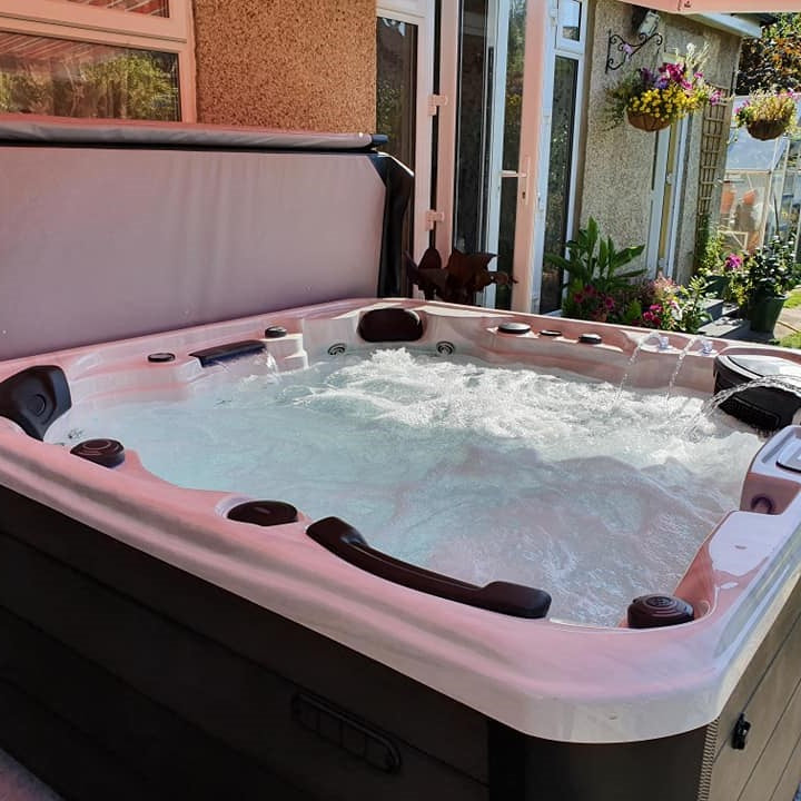 Outdoor Infinity - 6 Person Hot Tub with 1 Lounger