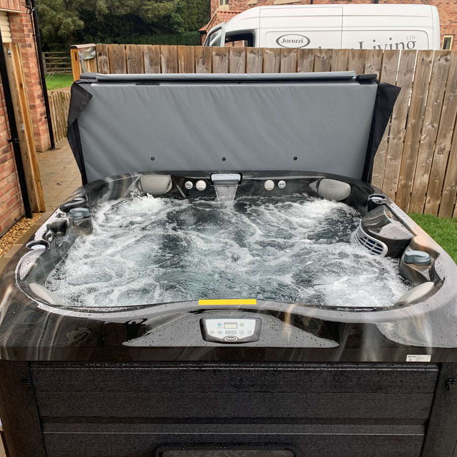 Jacuzzi® J335IP™ - 6 Person Hot Tub with 1 Lounger