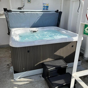 Jacuzzi® Lodge™ M - 4-5 Person Hot Tub