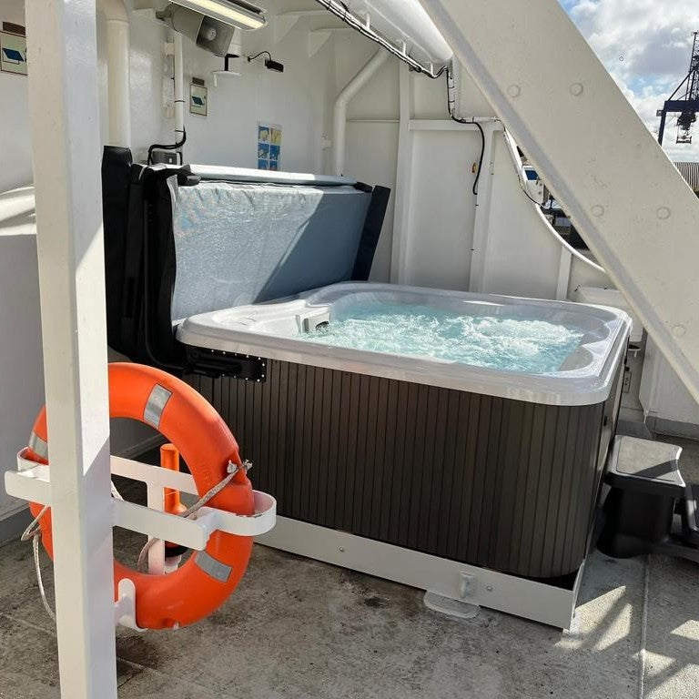 Jacuzzi® Lodge™M