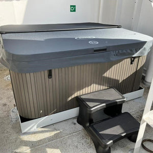 Jacuzzi® Lodge™ M - 4-5 Person Hot Tub