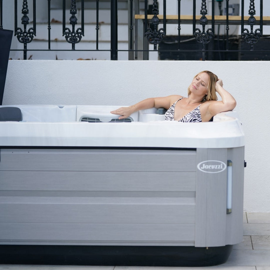 Jacuzzi® J335IP™