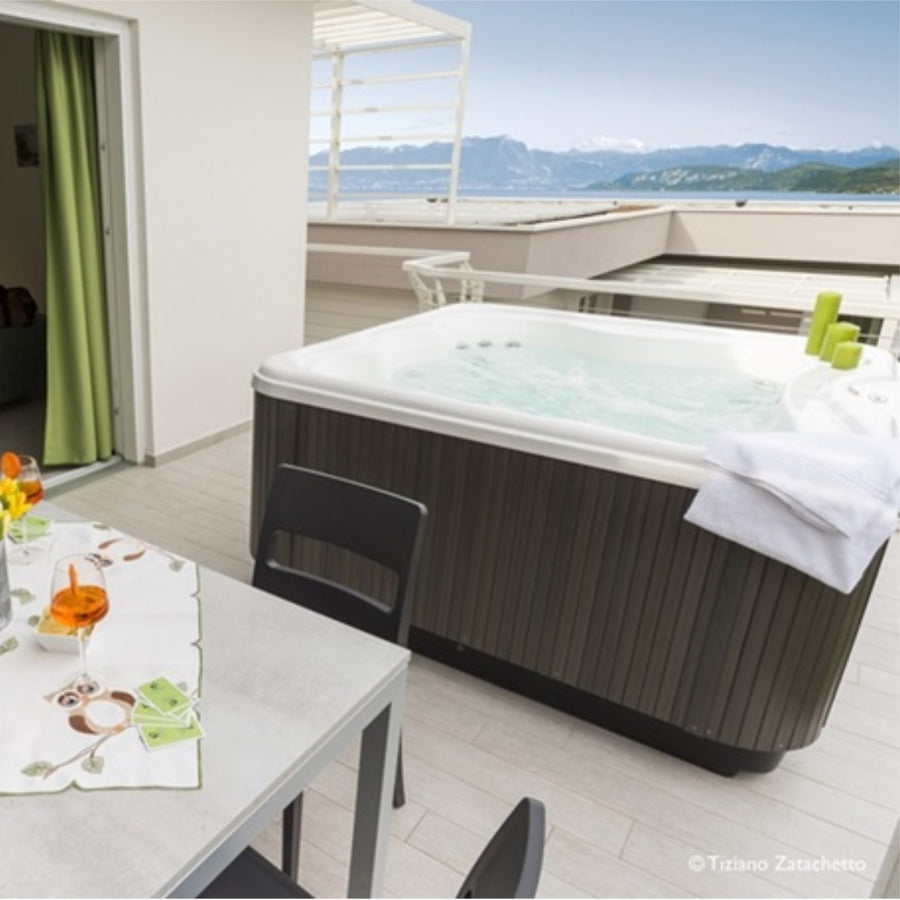 Jacuzzi® Lodge™M
