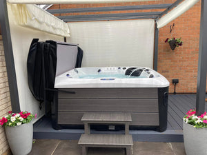 Outdoor Companion - 5 Person Hot Tub with 2 Loungers