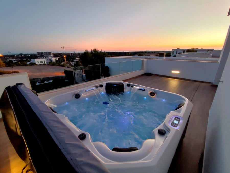 Outdoor Companion - 5 Person Hot Tub with 2 Loungers