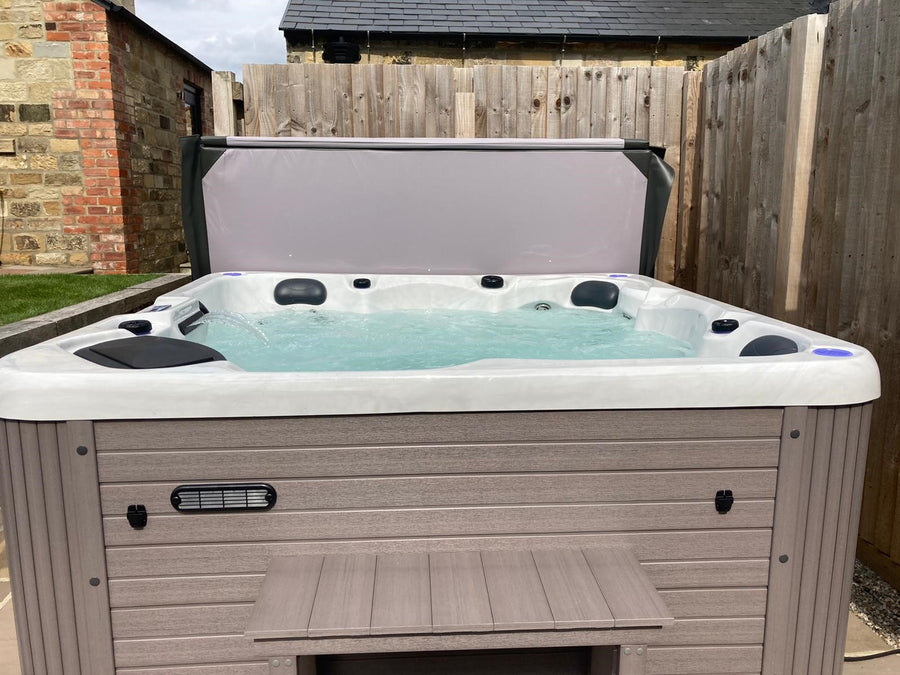 Outdoor Haze - 6 Person Hot Tub with 1 Lounger