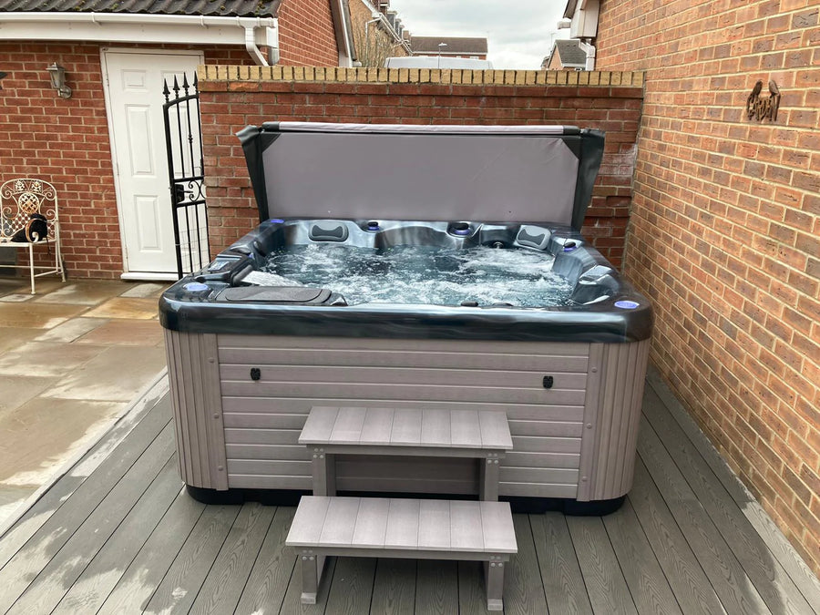 Outdoor Haze - 6 Person Hot Tub with 1 Lounger