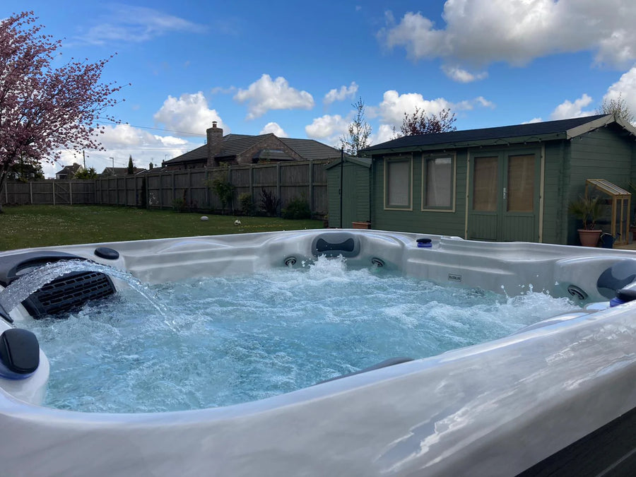 Outdoor Santorini - 5 Person Hot Tub with 1 Lounger